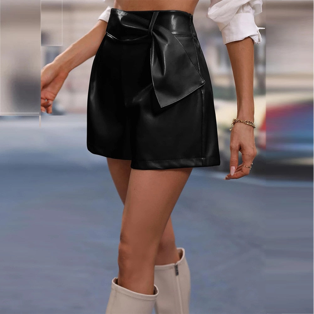 חצאית מיני דמוית עור בגזרת A - דגם רונדה