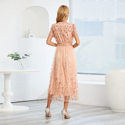   שמלה קלאסית באורך ברך עם שכבה עליונה שקופה מעוטרת פאייטים - דגם נורית